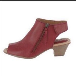 Earth Red Kristi Peep Toe Leather Sandals Size 8